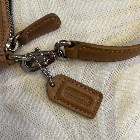 Coach bag- vintage small leather purse. Smoke free pet free home. Cute bag!! - Picture 5 of 12
